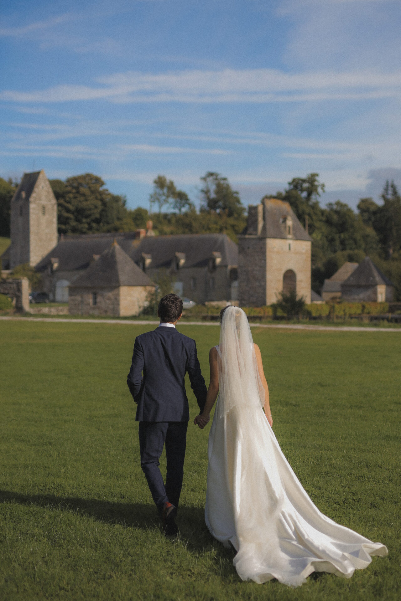 Les mariés marchent en direction des invités, mariage naturel et cinematographique